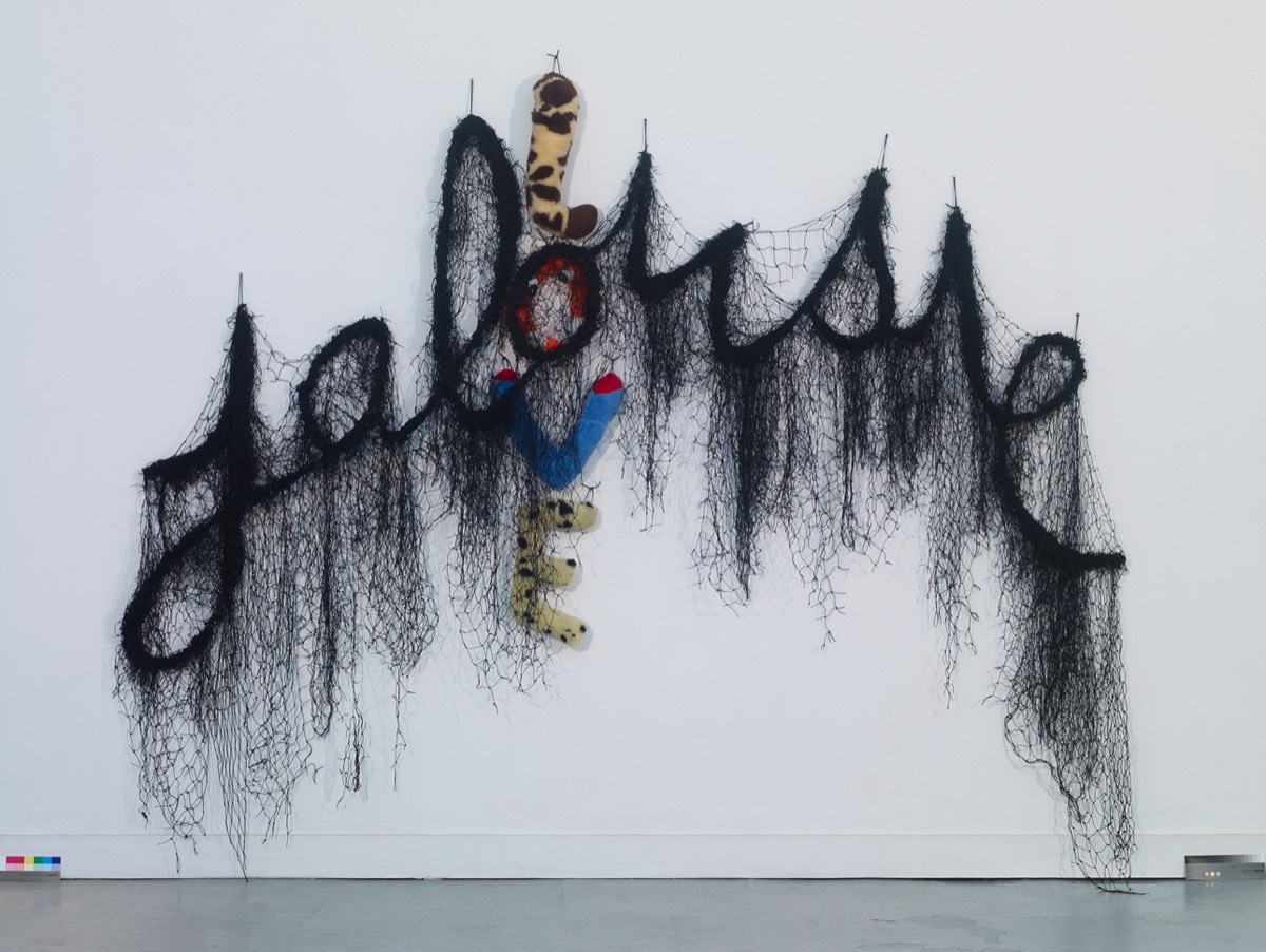 Annette Messager, Jalousie/love, 2010. Fil de fer, filet noir, 205 x 245 cm