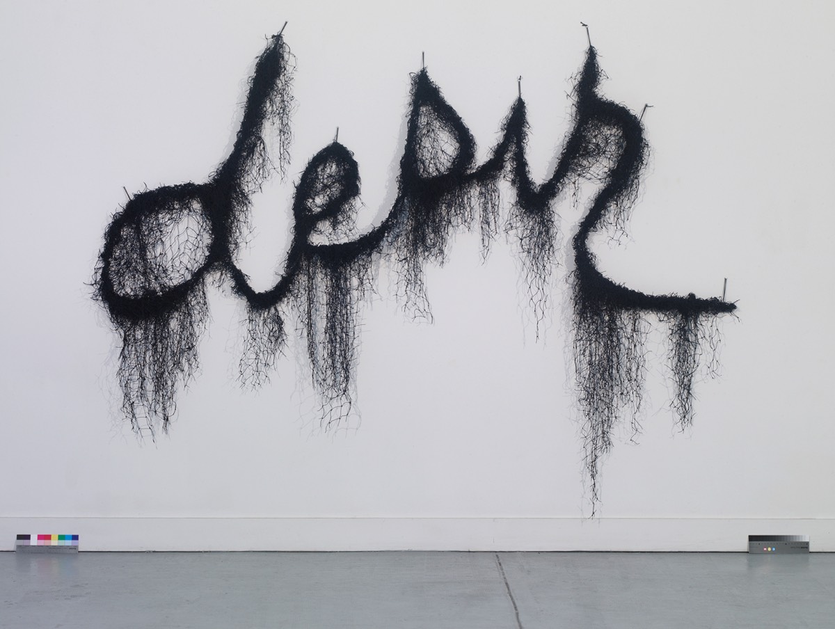 Annette Messager, Désir, 2009. Fil de fer et filets noirs, 165 x 207 cm