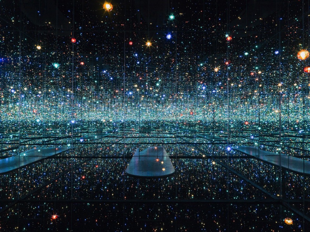 Yayoi Kusama - Infinity Mirrored Room – The Souls of Millions of Light Years Away -   bois, metal, miroirs, plastique, balles et panneaux en acrylique, caoutchouc, LED  et eau 2013